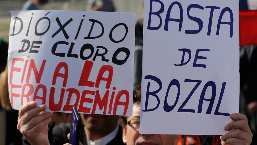 Antivacunas se reunieron frente a La Moneda para protestar contra medidas adpotadas por el Ministerio de Salud