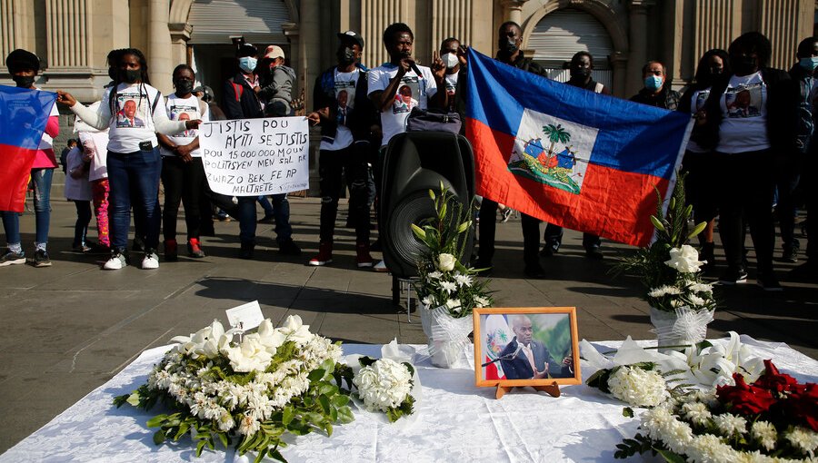 Comunidad haitiana protestó en Plaza de Armas de Santiago por el asesinato del presidente Jovenel Moise