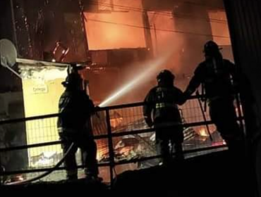 Una persona fallecida y cuatro viviendas quemadas deja incendio estructural en el cerro Toro de Valparaíso