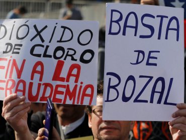 Antivacunas se reunieron frente a La Moneda para protestar contra medidas adpotadas por el Ministerio de Salud