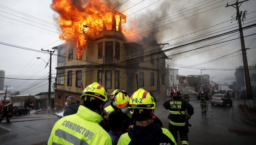 Incendio en Playa Ancha afectó a Residencia de Adultos Mayores: 28 evacuados