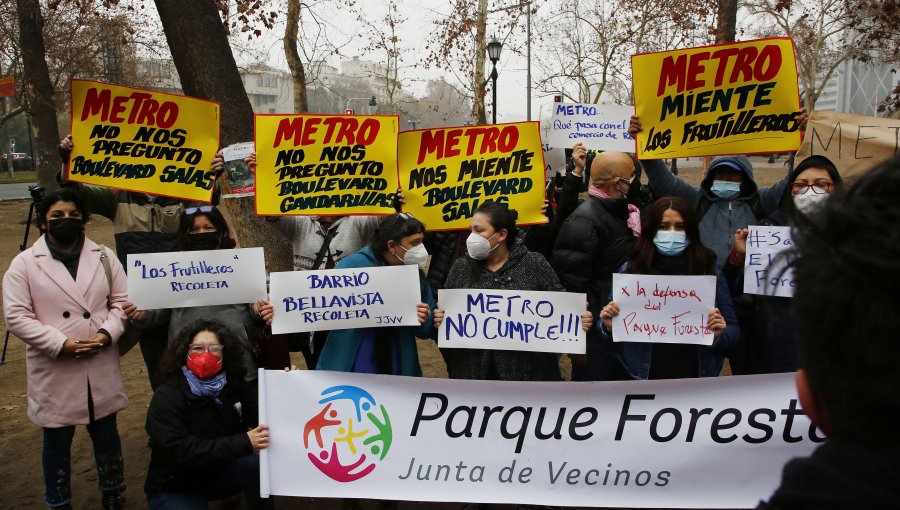 Vecinos del Parque Forestal se manifiestan ante eventual construcción de la Línea 7 del Metro