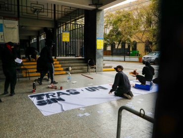 Estudiantes se tomaron el Instituto Nacional: acusan descontento "por el año y medio perdido por incapacidad del Mineduc"