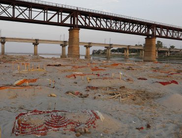 Los cuerpos enterrados por la pandemia del Covid-19 que amenazan al río Ganges en la India