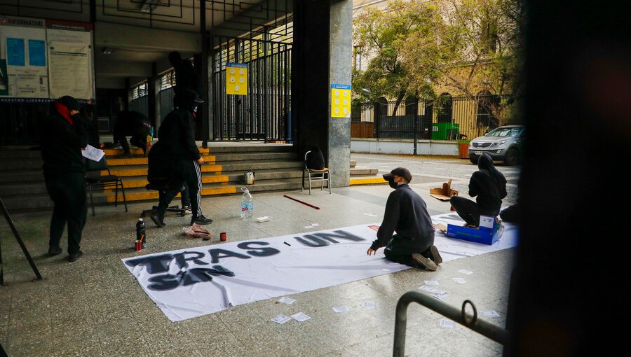 Estudiantes se tomaron el Instituto Nacional: acusan descontento "por el año y medio perdido por incapacidad del Mineduc"