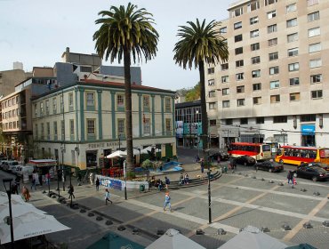 Sorprenden a abogado de la Corte Suprema realizando rayados en farmacia del centro de Valparaíso: fue detenido