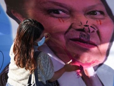 Guatemaltecos piden la renuncia del presidente y de la jefa del Ministerio Público tras la destitución del fiscal anticorrupción