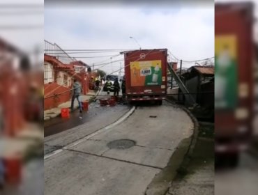 Más de 100 clientes se encuentran sin suministro eléctrico en Playa Ancha tras choque de camión con postes