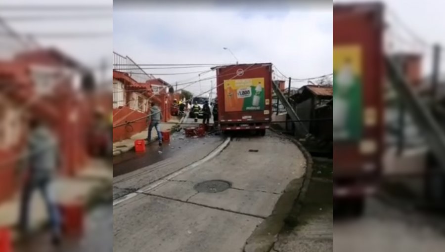 Más de 100 clientes se encuentran sin suministro eléctrico en Playa Ancha tras choque de camión con postes