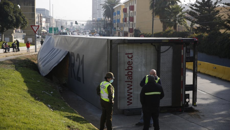 Camión de alto tonelaje volcó en bajada Santos Ossa en Valparaíso