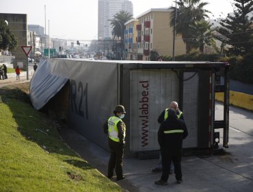 Camión de alto tonelaje volcó en bajada Santos Ossa en Valparaíso