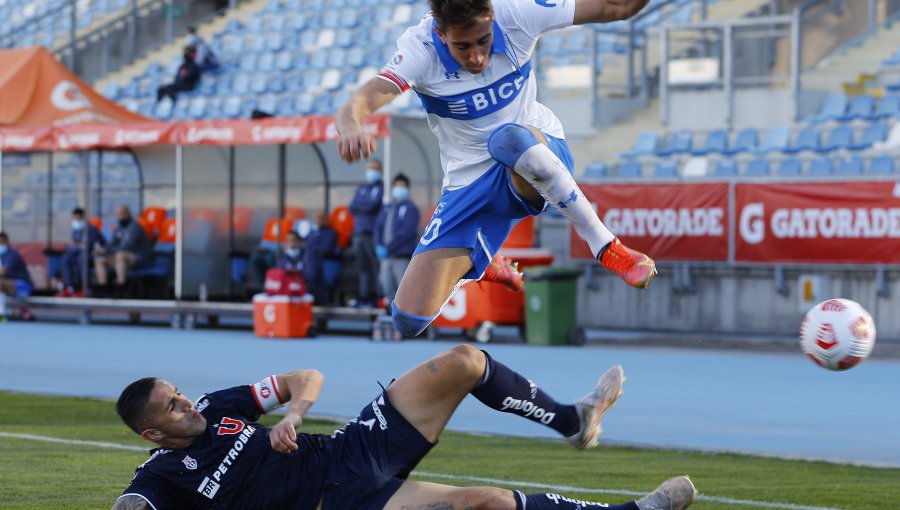 La "U" dejó en jaque a la "UC" y se quedó con el clásico con gran actuación de Larrivey