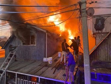 Colina: Incendio destruyó una vivienda y un bombero resultó lesionado