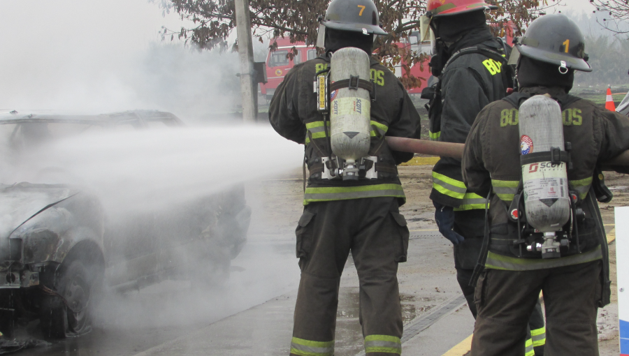 Vehículo resulta incendiado en el centro de Valparaíso: se investiga presunta disputa entre dos personas