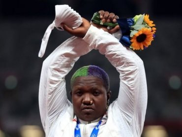 Qué significa la protesta de la atleta estadounidense que cruzó los brazos tras recibir su medalla en los JJ.OO.