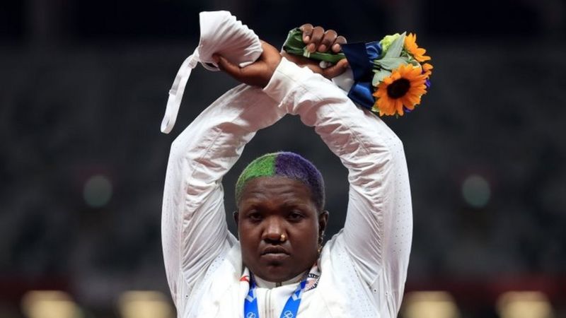 Qué significa la protesta de la atleta estadounidense que cruzó los brazos tras recibir su medalla en los JJ.OO.