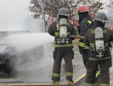 Vehículo resulta incendiado en el centro de Valparaíso: se investiga presunta disputa entre dos personas