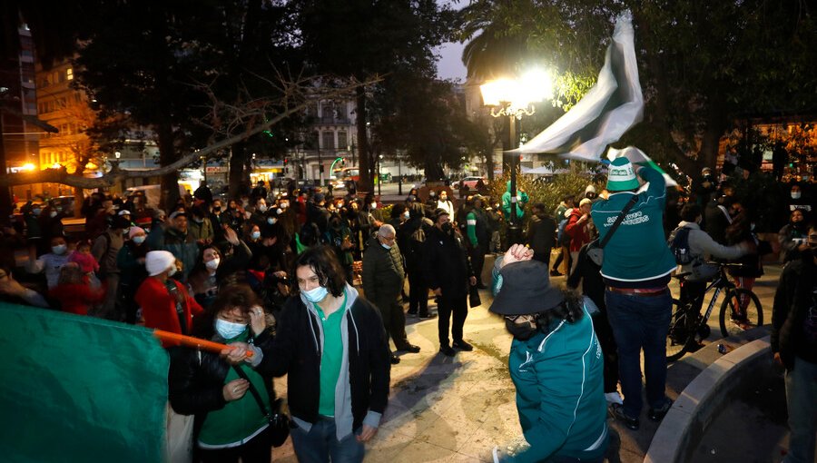 Hinchas de Santiago Wanderers se manifestaron en las calles de Valparaíso por el mal momento del club