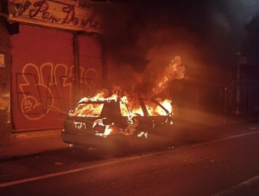 Sorprenden a sujeto lanzando cartones a vehículo en llamas en Valparaíso