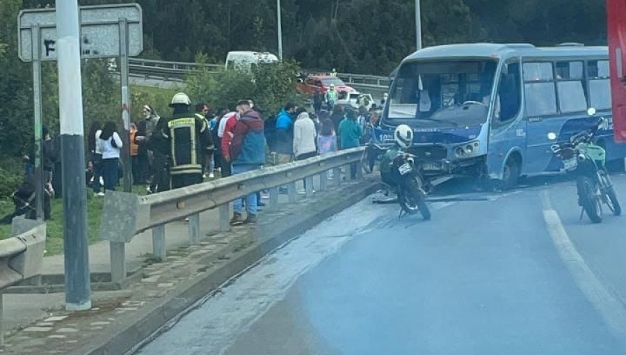Colisión de microbús con vehículos deja dos muertos y una veintena de lesionados en Talcahuano