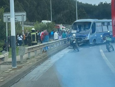 Colisión de microbús con vehículos deja dos muertos y una veintena de lesionados en Talcahuano