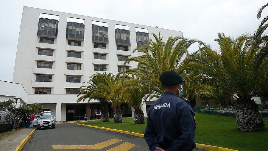 11 contagiados y 15 contactos estrechos: Detectan brote de coronavirus en empresa que presta servicios al Hospital Naval de Viña del Mar