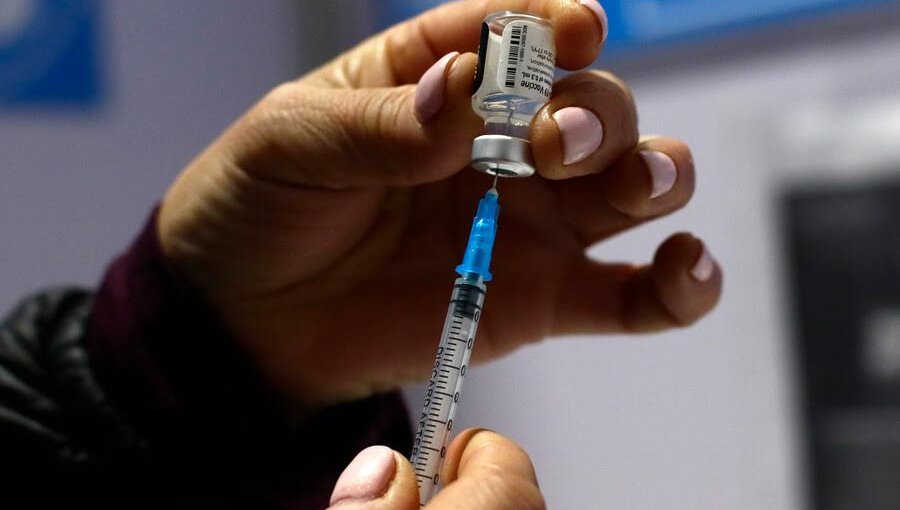 Vacunatorio móvil del Ministerio de Salud está inoculando en terrenos del Hospital de Quintero