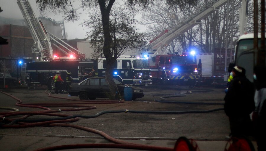 Más 40 damnificados y cuatro domicilios afectados deja incendio en cité de Estación Central