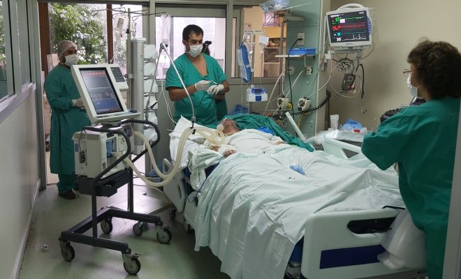 Chile reporta 1.223 casos nuevos de Covid-19 y la cifra más baja de pacientes conectados a ventilación mecánica desde enero