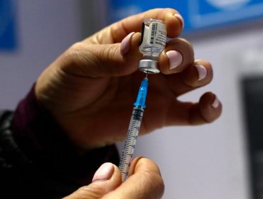 Vacunatorio móvil del Ministerio de Salud está inoculando en terrenos del Hospital de Quintero