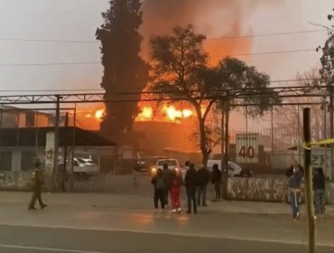 Cerca de 30 personas debieron ser evacuadas por incendio en cité de Estación Central