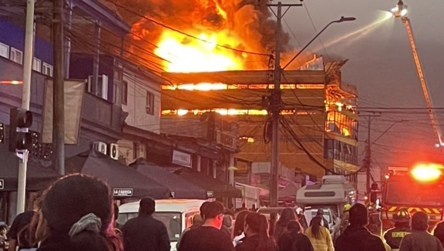 Controlan incendio que afectó a edificio comercial en Iquique: bomberos advierten peligro de colapso del inmueble