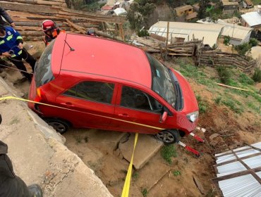 Vehículo queda al borde de desbarrancar tras chocar en cerro San Roque de Valparaíso
