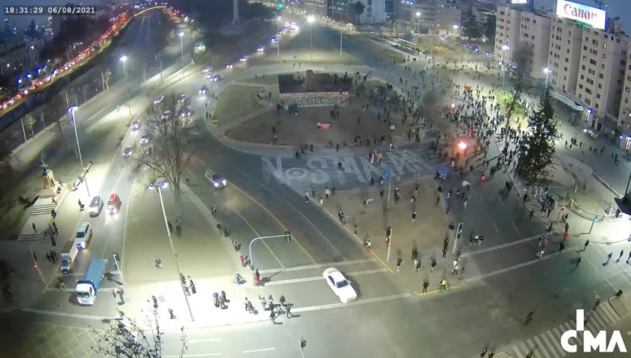 Queman paradero en medio de manifestaciones en alrededores de plaza Baquedano