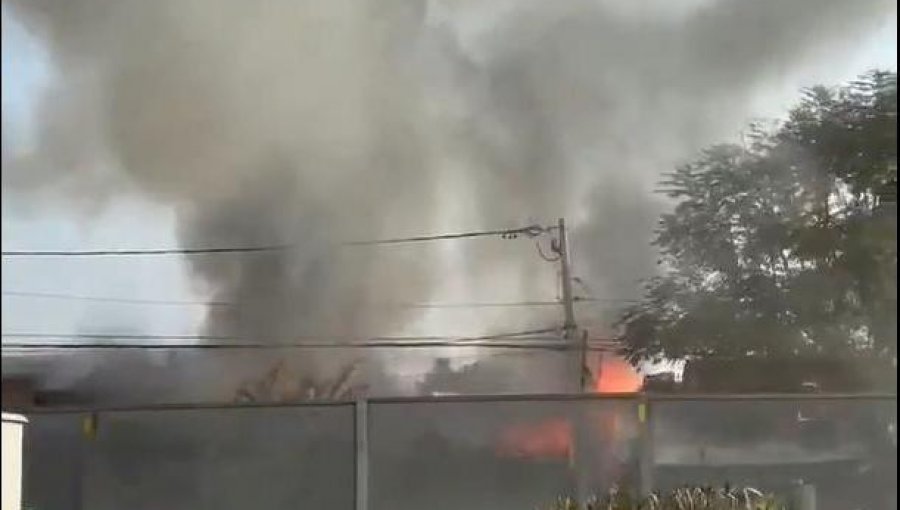 Incendio afectó a cuatro casas en Recoleta: descartan que helicóptero causara el siniestro