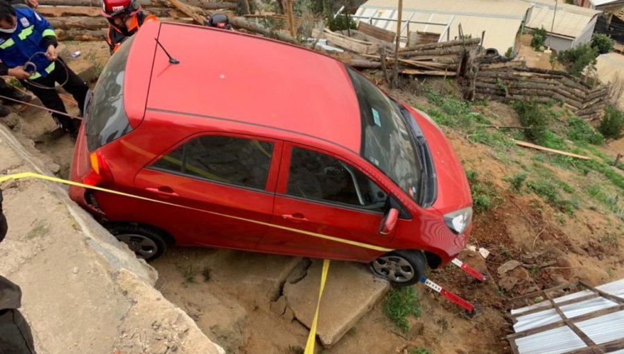 Vehículo queda al borde de desbarrancar tras chocar en cerro San Roque de Valparaíso