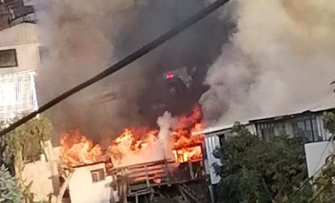 Valparaíso: Incendio en cerro Alegre destruyó una casa y dejó otra con daños