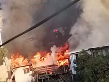 Valparaíso: Incendio en cerro Alegre destruyó una casa y dejó otra con daños