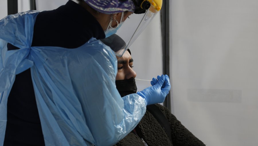 Covid en Chile: Este domingo se reportan 868 nuevos casos y 943 personas conectados a ventilación mecánica