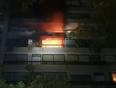 Un lesionado y dos departamentos afectados fue el saldo que dejó un incendio en edificio de Las Condes