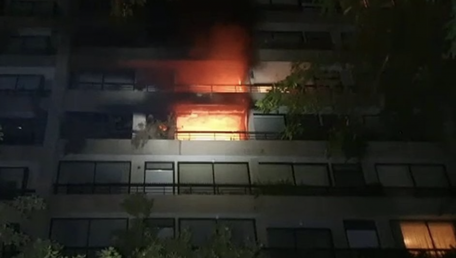 Un lesionado y dos departamentos afectados fue el saldo que dejó un incendio en edificio de Las Condes