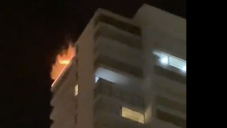 Incendio en el piso 22 de un edificio en Reñaca movilizó a unidades de Bomberos de Viña del Mar