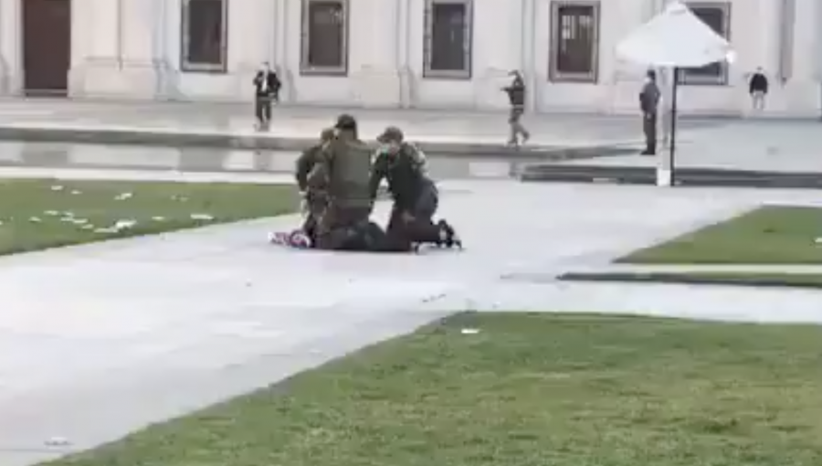 Estudiantes agrupados en la ACES fueron detenidos tras sobrepasar cerco de seguridad en inmediaciones de La Moneda