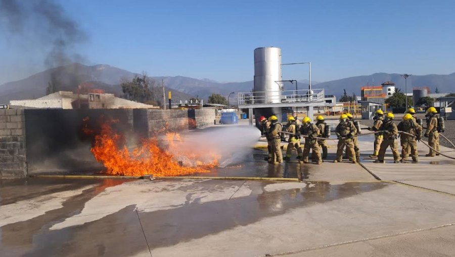 Academia de Bomberos capacita a gendarmes de la región de Valparaíso en combate de incendios