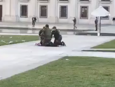 Estudiantes agrupados en la ACES fueron detenidos tras sobrepasar cerco de seguridad en inmediaciones de La Moneda