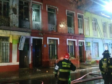 Al menos ocho viviendas fueron afectadas por incendio en el centro de Santiago: se registran lesionados