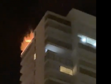 Incendio en el piso 22 de un edificio en Reñaca movilizó a unidades de Bomberos de Viña del Mar