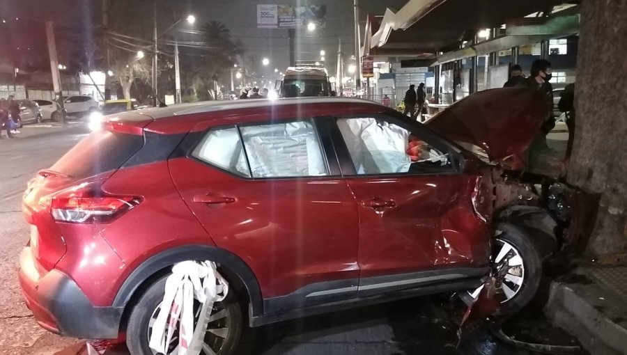 Vehículo chocó con paradero en Recoleta: cuatro personas terminaron lesionadas