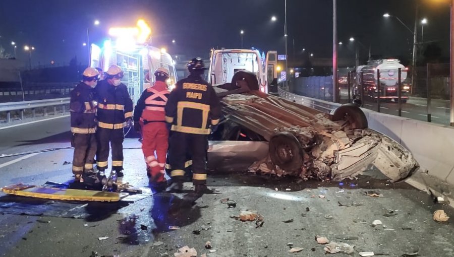 Cuatro lesionados y una persona en riesgo vital deja violento accidente de tránsito en la autopista Vespucio Sur