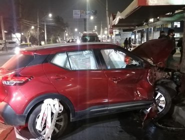 Vehículo chocó con paradero en Recoleta: cuatro personas terminaron lesionadas